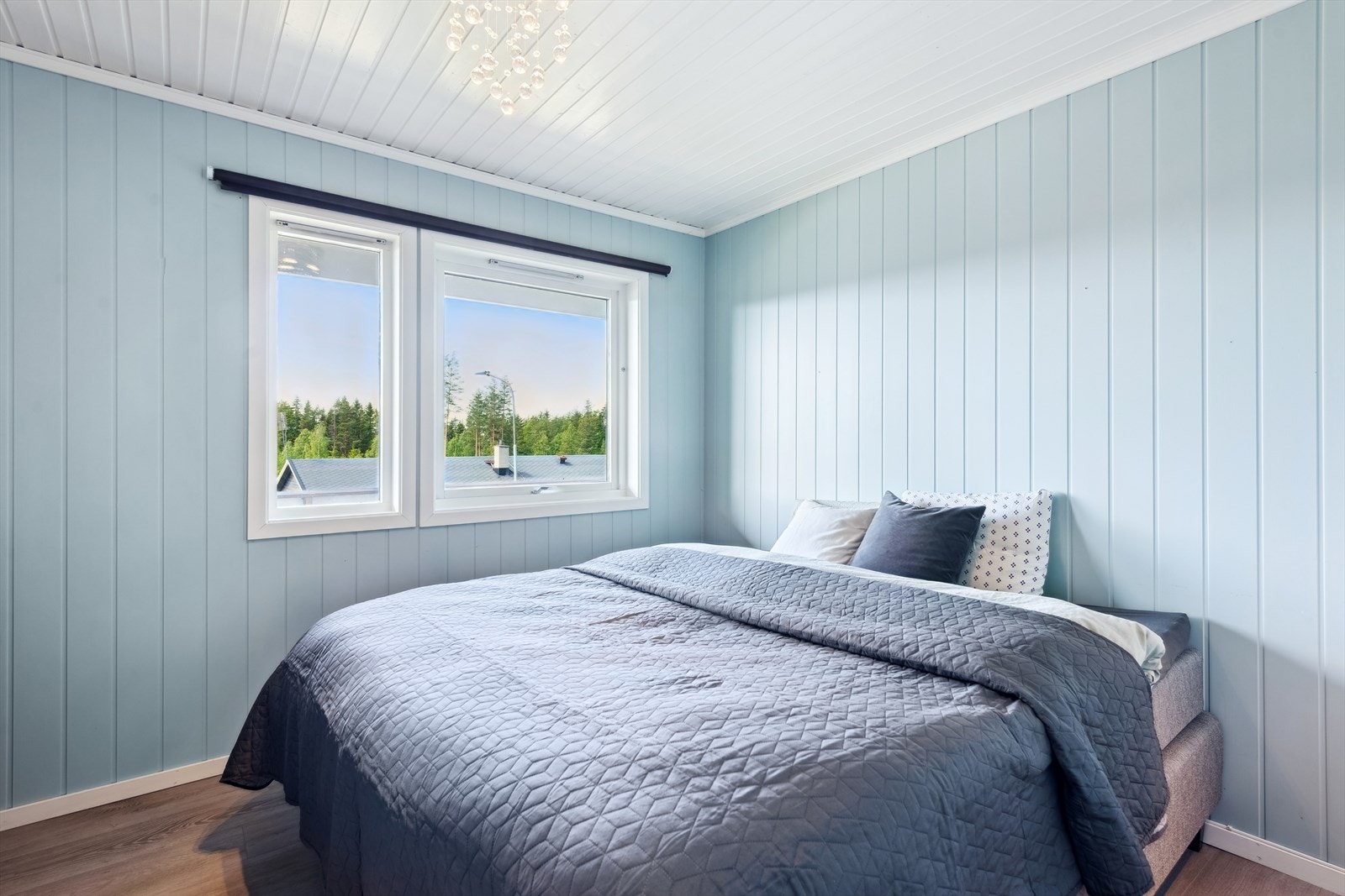 Dette soverommet har store vindusflater som gir rikelig med naturlig lys og flott utsikt, noe som skaper en luftig og behagelig atmosfære. Galleribilde