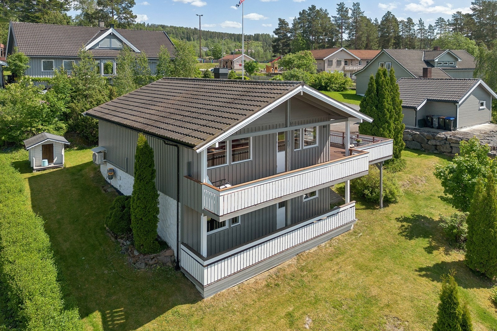 Eiet tomt med en fin kombinasjon av flate og lett skrånende partier - vestvendt for optimale solforhold. Tomten er pent opparbeidet med plenarealer, prydbusker og beplantning som gir et frodig og innbydende utemiljø. Galleribilde