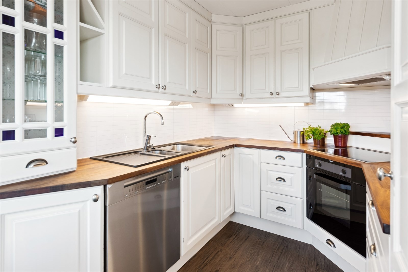 Kjøkkenet er utstyrt med stekeovn, mikrobølgeovn, induksjonstopp og kjøleskap. Ny Miele oppvaskmaskin i 2021. Kjøkkenventilator med avtrekk ut sørger for godt inneklima under matlaging. Galleribilde