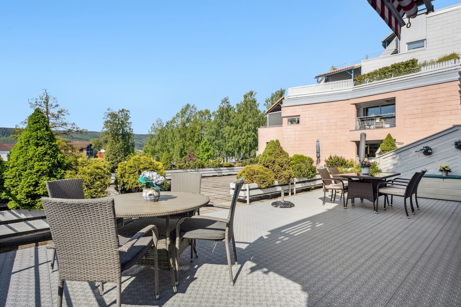 Her får du en stor og flott terrasse som bader i sol og som har mange møbleringsmuligheter. Galleribilde