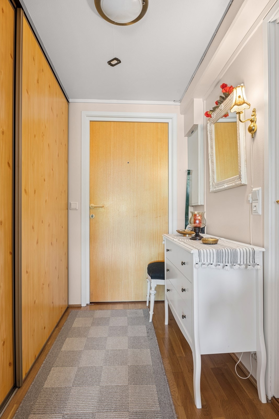 I gangen er det skyvedørsgarderobe Galleribilde