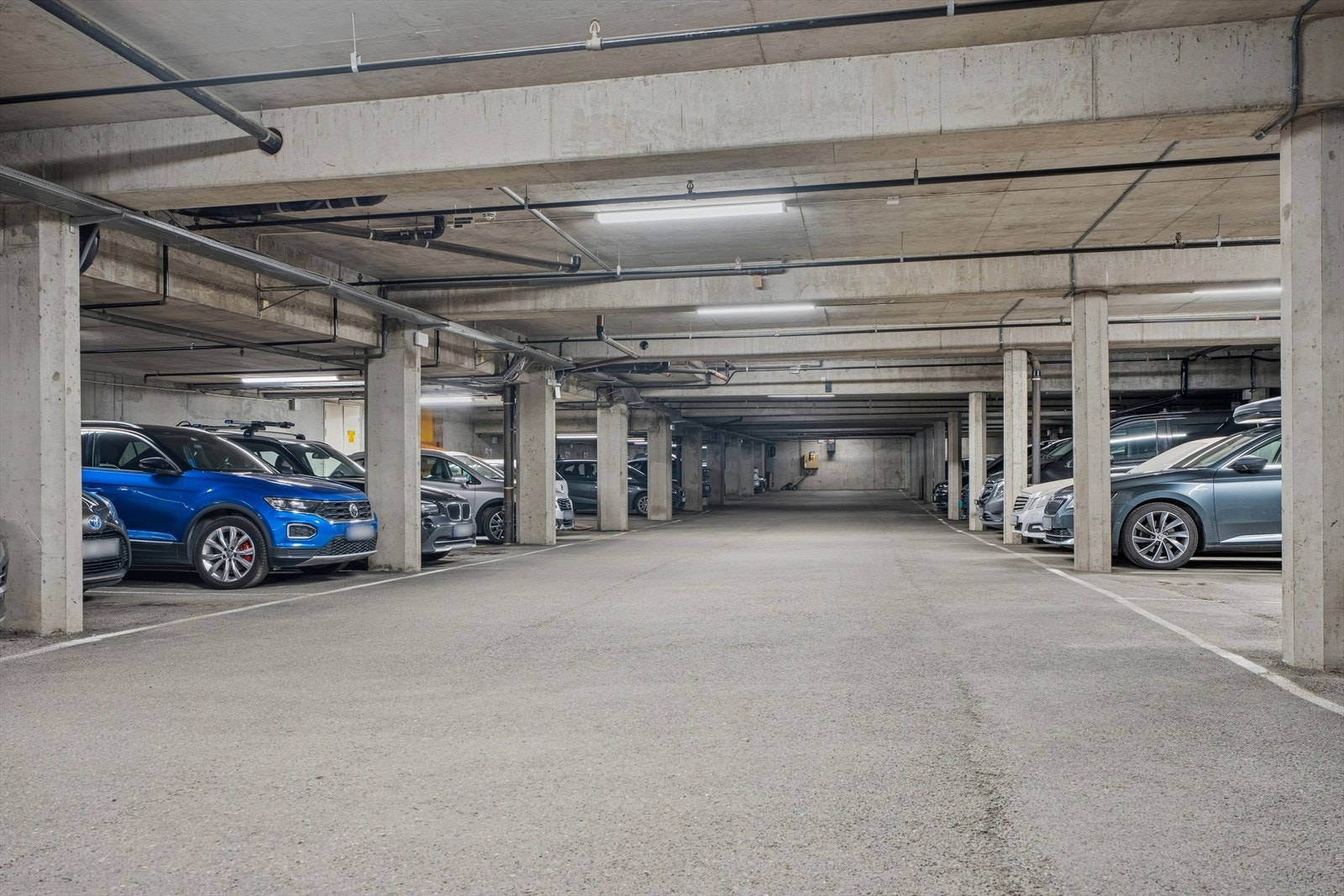 Seksjonen har en bra og svært praktisk plassert garasje som medfølger i handelen. Galleribilde