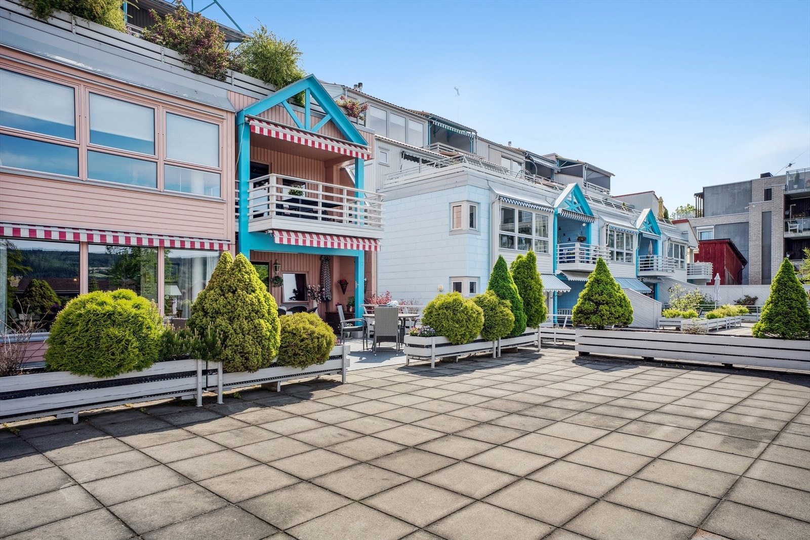 Utenfor terrassens om hører til leiligheten er det fellesterrasse for sameiet. Galleribilde