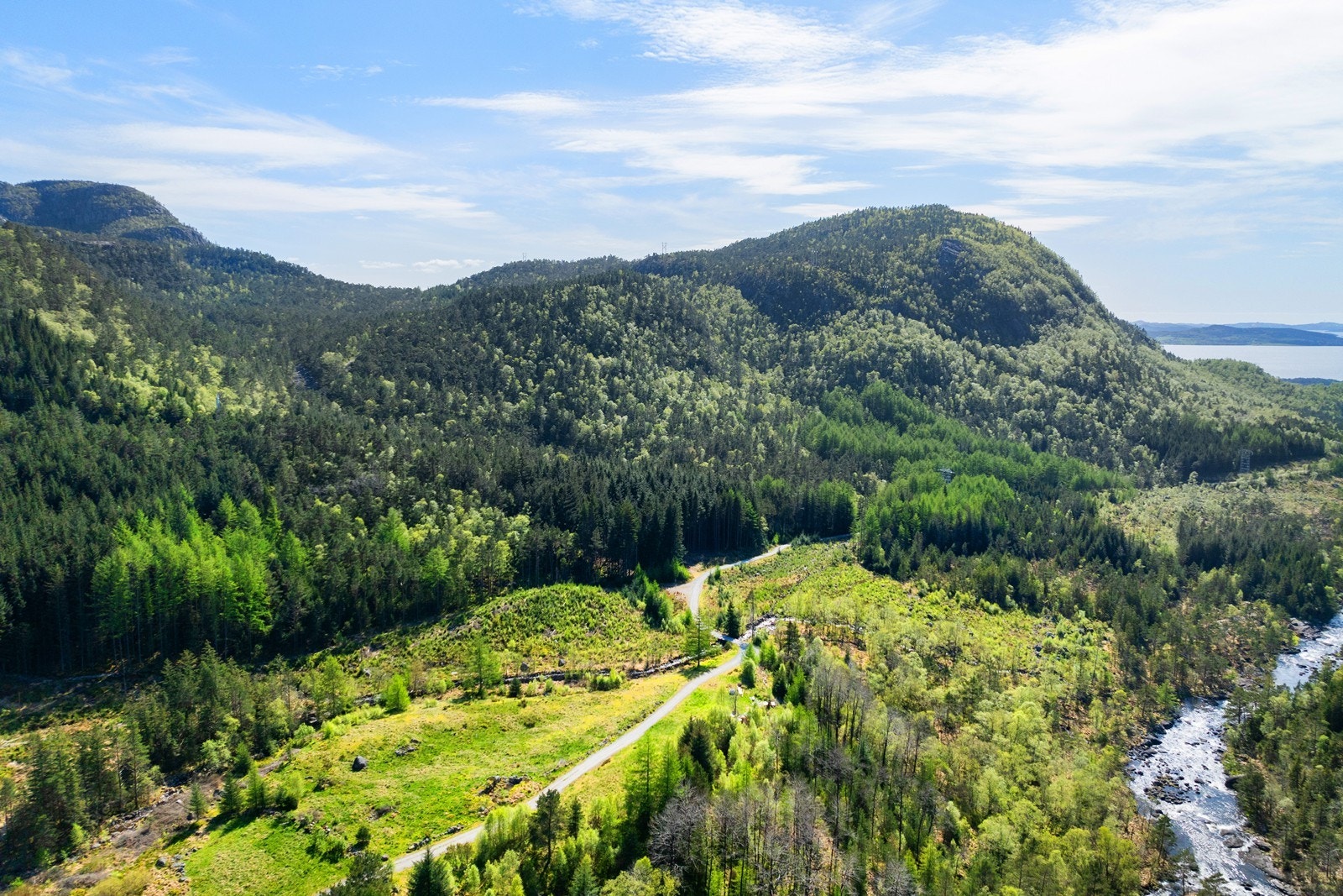 Eiendommen ligger like ved Jørpelandsånå med flotte turområder. Her går den populære stien til Selemork og videre til blant annet Tunglandsfjellet og flere fjelltopper på rekke og rad. Galleribilde