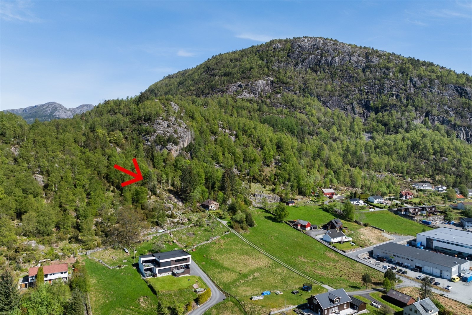 Parsellen på Tungland består av ca 0,5 dekar kulturbeite som er satt av til friområde i reguleringsplanen, samt 0,5 dekar som pr i dag er dyrket mark men regulert til vei. Galleribilde