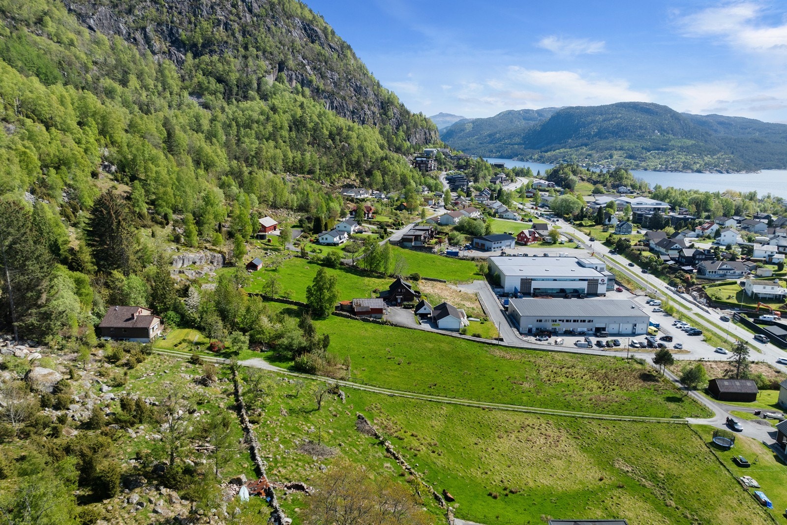 Parsellen består delvis av regulert område til vei og frimområde, samt et uregulert område med LNF Galleribilde