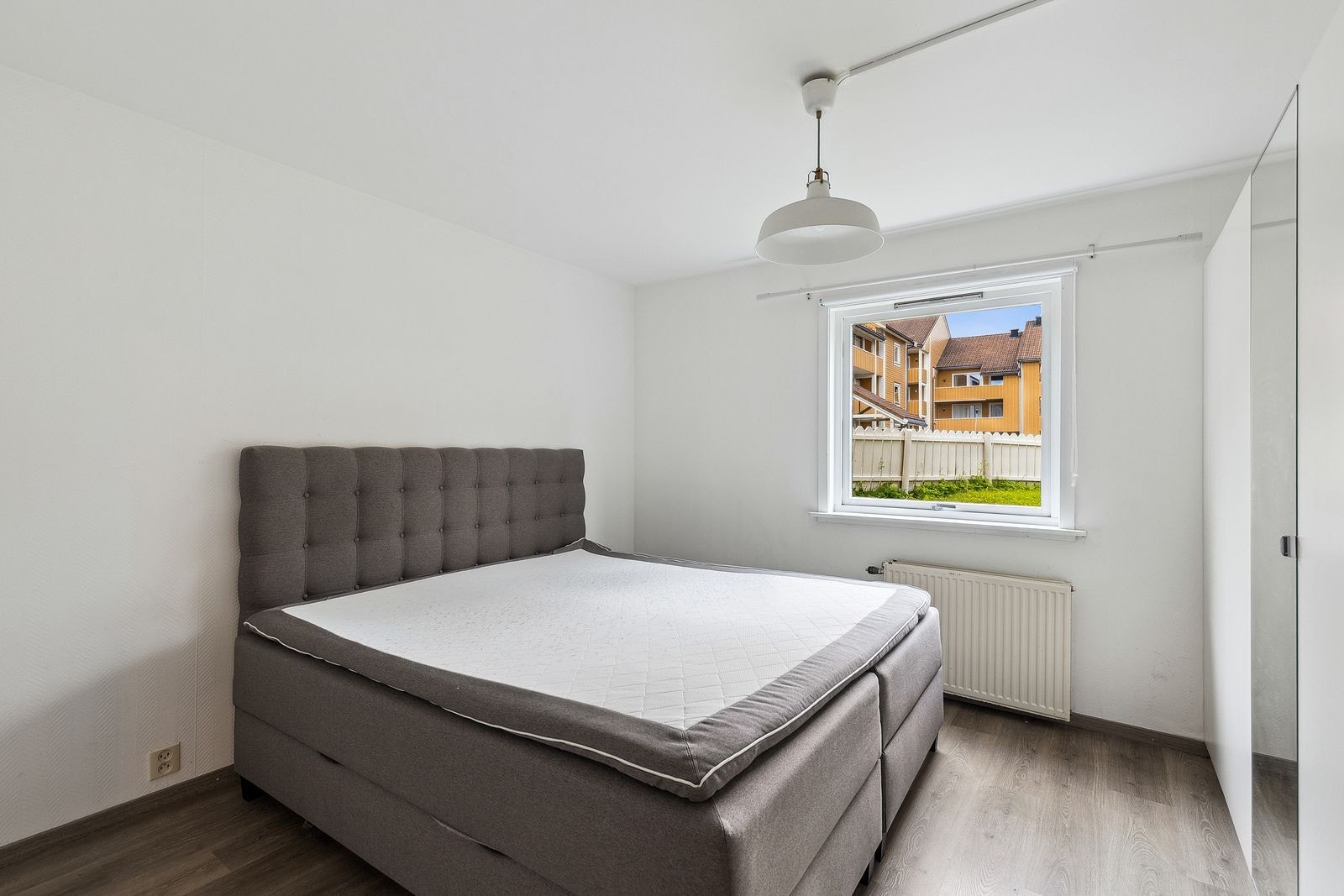Soverom med godt med skapplass Galleribilde