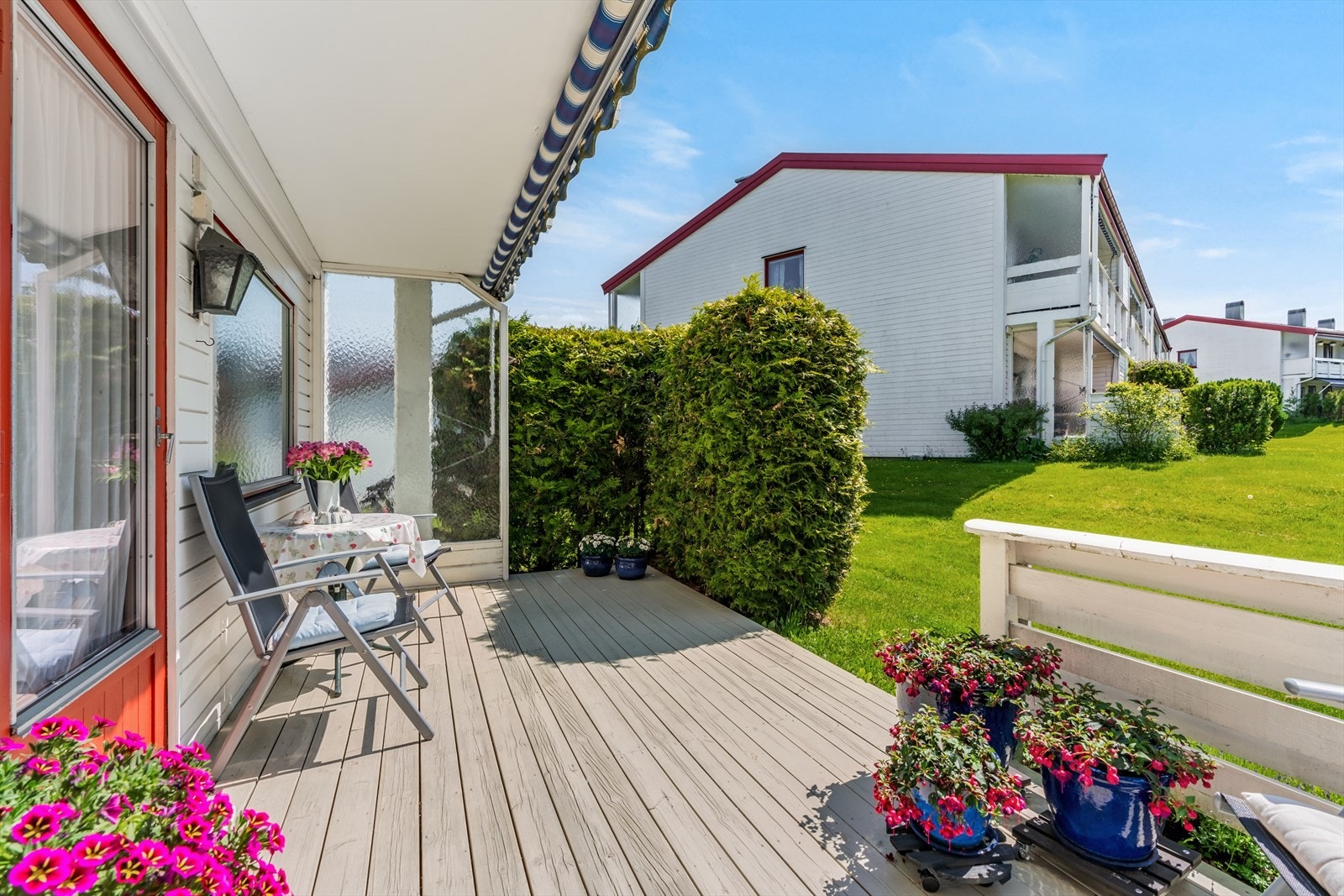 Leiligheten er en endeleilighet i 1. etasje med privat solrik terrasseplatting på 13 kvm Galleribilde