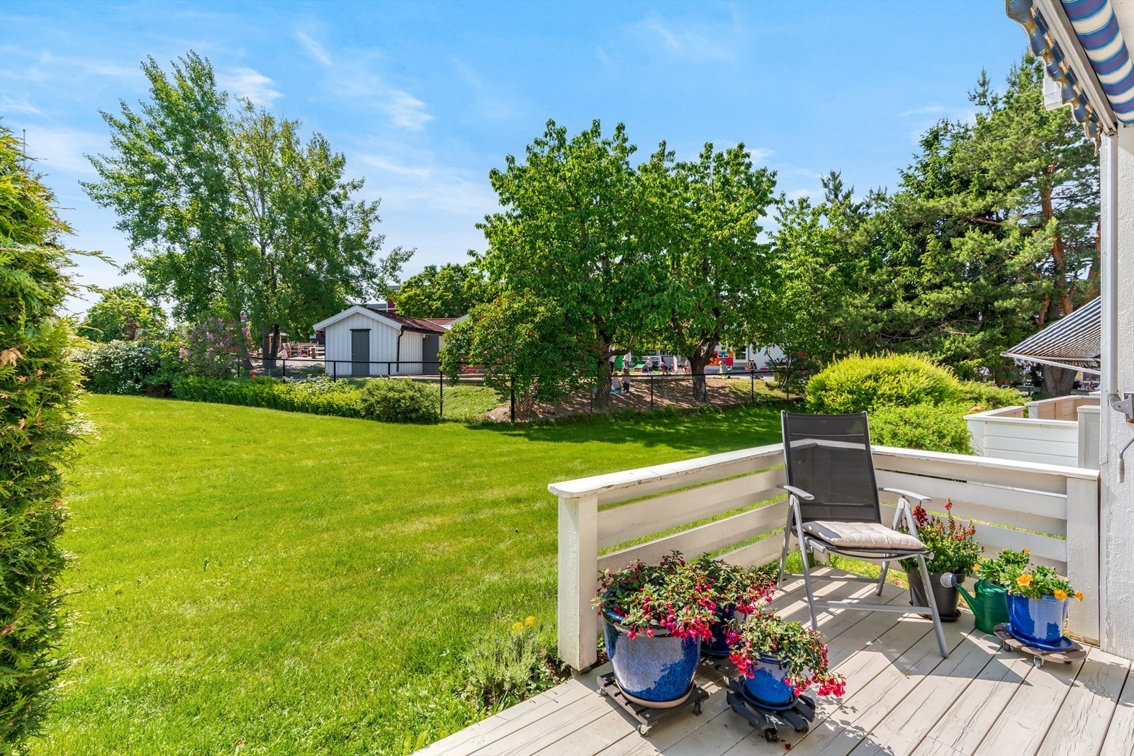 Fra terrassen har du direkte adkomst til pent opparbeidet fellesområde Galleribilde