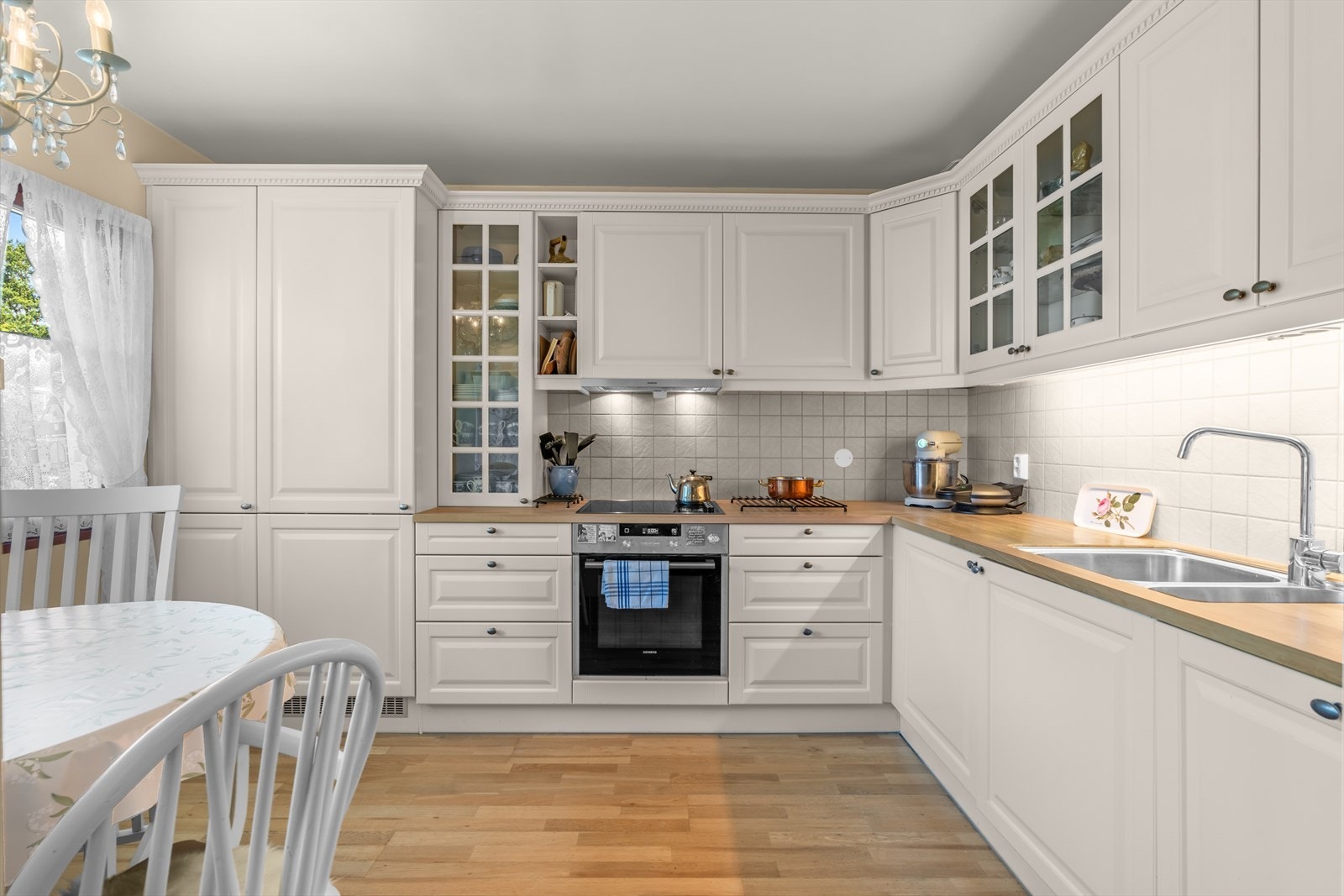 Kvik kjøkkeninnredning fra 2012 med profilerte fronter og ny kjøkkenkran fra 2025 Galleribilde