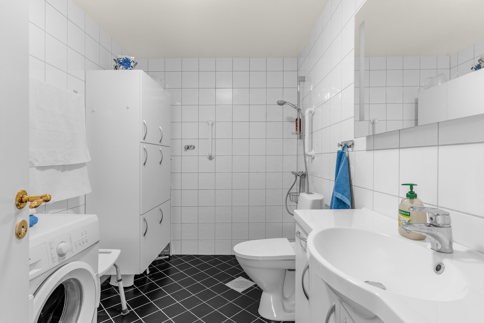 Pent flislagt baderom med varme i gulv og opplegg for vaskemaskin Galleribilde