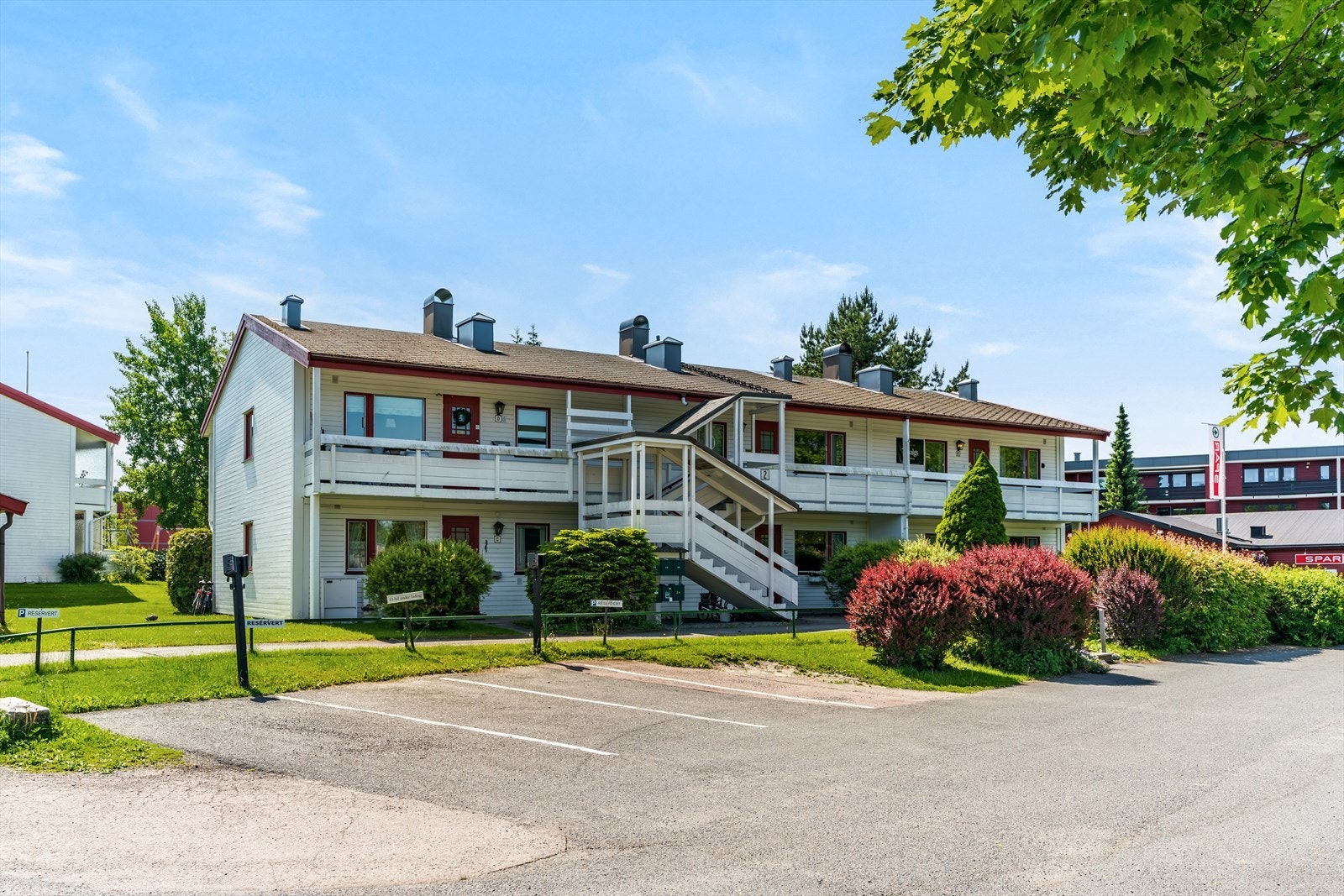 Sentralt og sjarmerende nabolag på Nordstrand. Borettslaget disponerer flere p.plasser som leies ut etter venteliste. Pt er det ledig Galleribilde