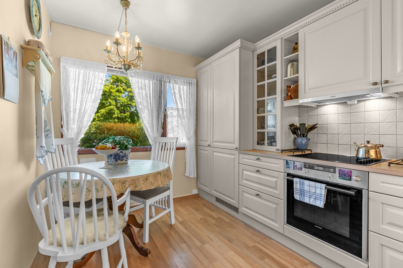 Det er plass til en hyggelig spisekrok ved vinduet Galleribilde