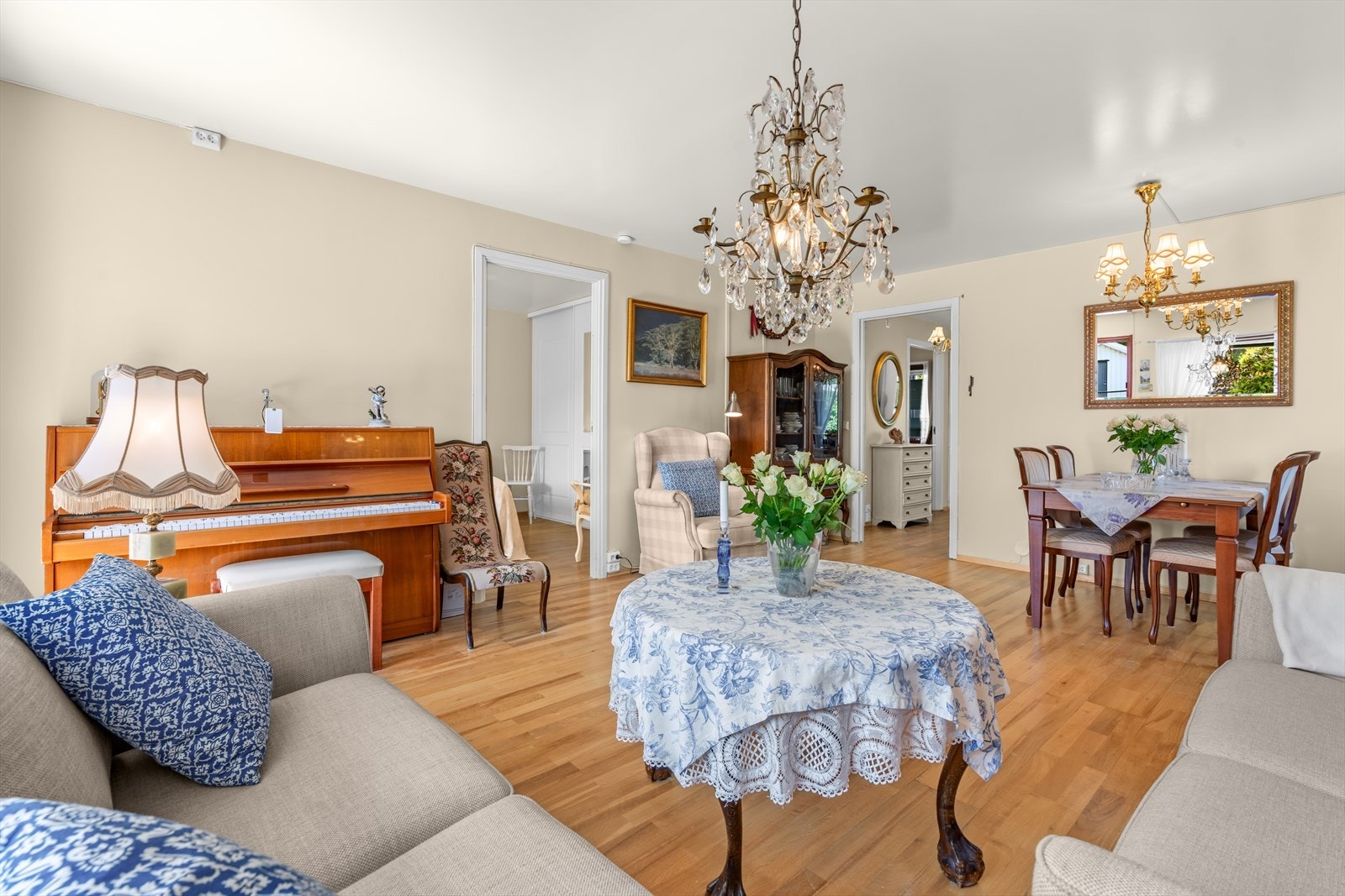 Stuen er enkel å møblere og har plass til spisebord Galleribilde