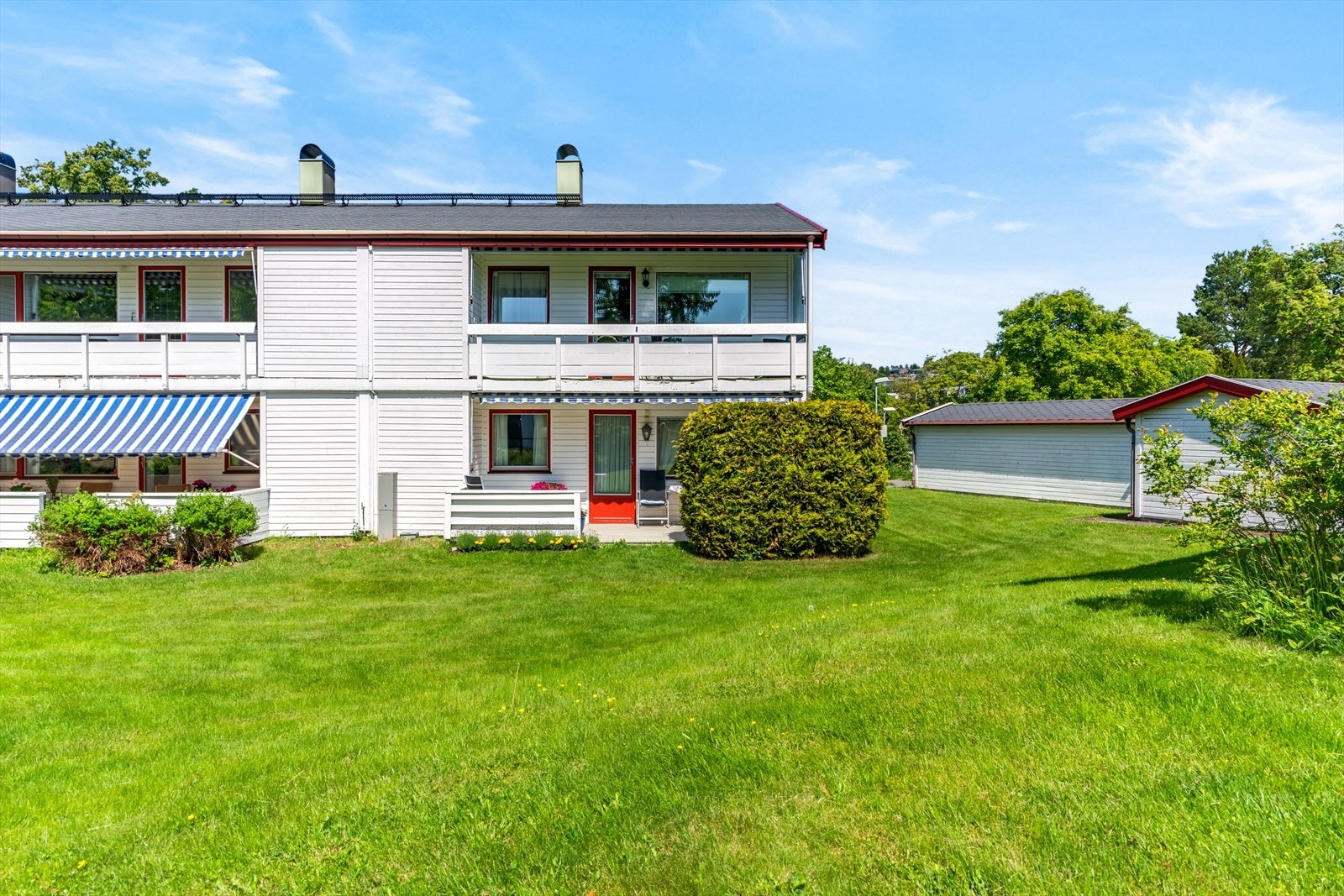 Pent opparbeidet fellesområde med flotte grøntområder Galleribilde