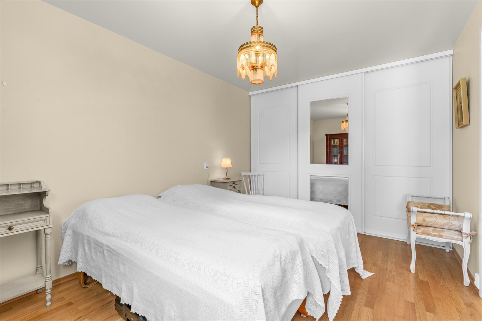 Soverommet er av meget god størrelse og har plass til dobbeltseng og nattbord Galleribilde