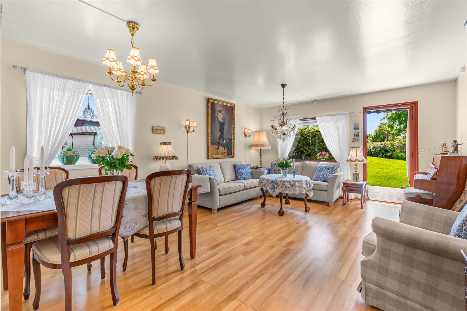 Leiligheten ligger på enden og får godt med lys inn fra flere sider Galleribilde