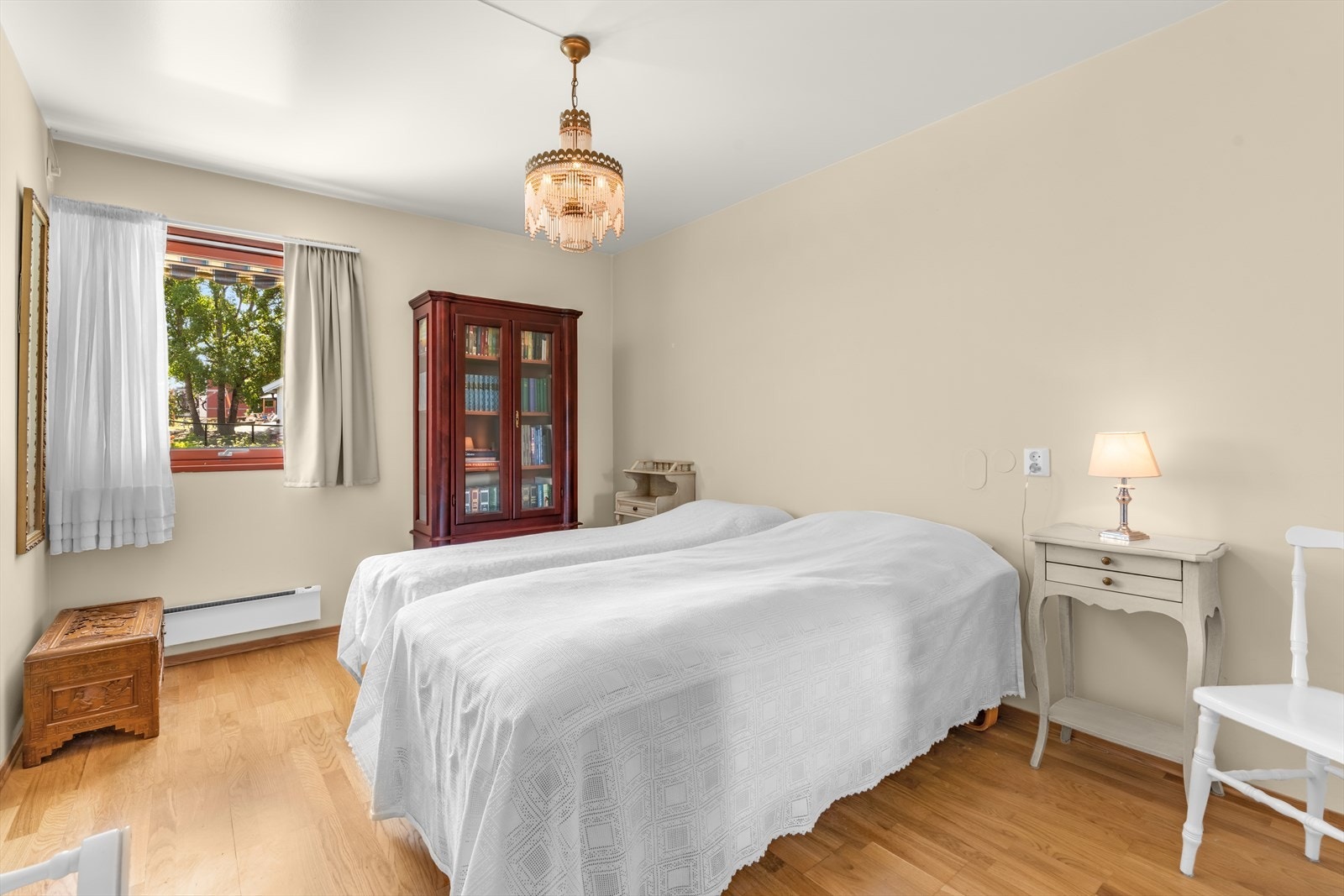 Stort hovedsoverom med adkomst fra stuen Galleribilde