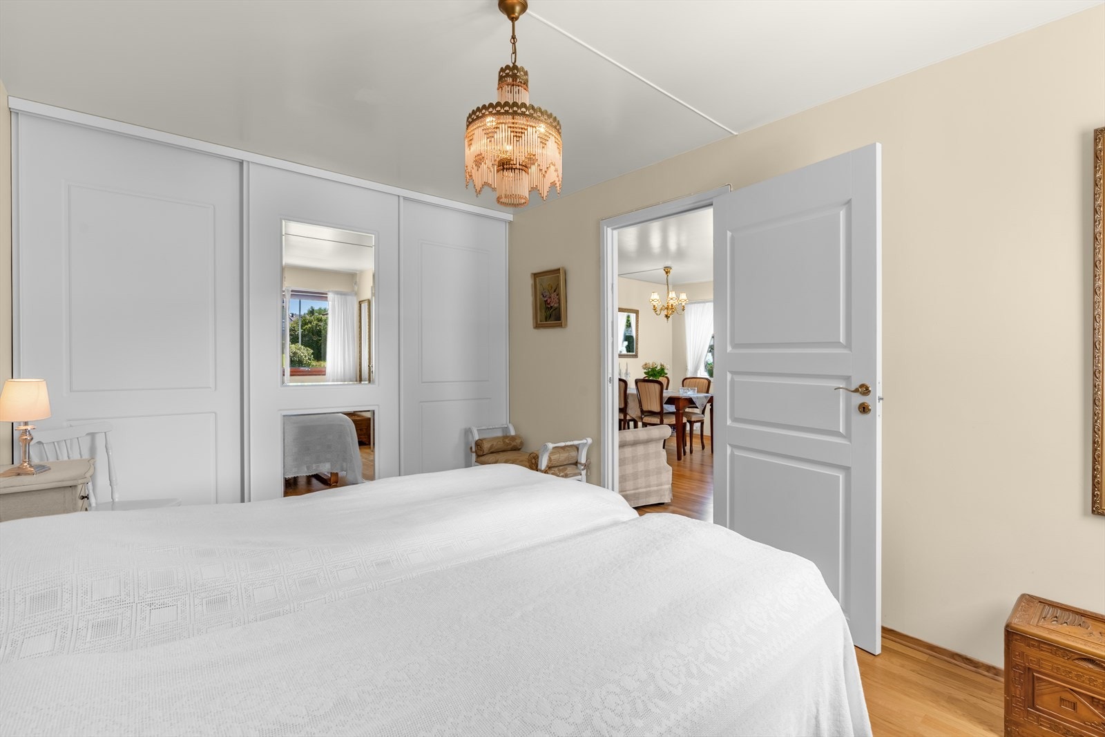 Du finner gode oppbevaringsmuligheter i skyvedørsgarderobe Galleribilde