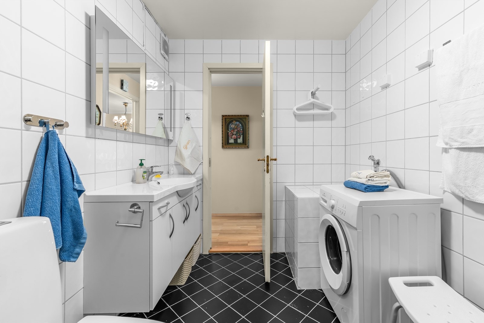 Badet er i følge eier pusset opp i 2006 av forrige eier. Baderomsinnredning og sanitærinstallasjoner ble byttet i 2012 Galleribilde