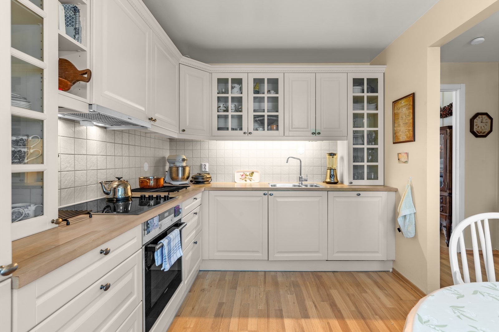 Platetopp, stekeovn, oppvaskmaskin og kjøl/frys er integrert i innredningen Galleribilde