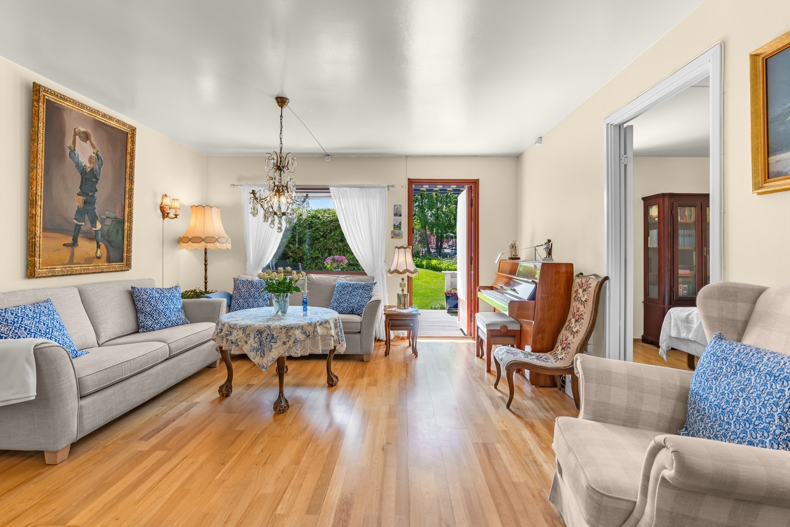 Lys og åpen stue med gode møbleringsmuligheter Galleribilde