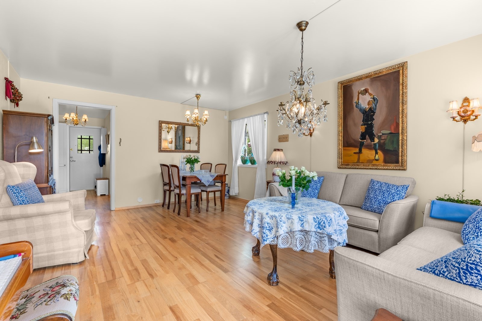 Det er et pipløp i stuen. Til venstre i bilde, bak skapet Galleribilde