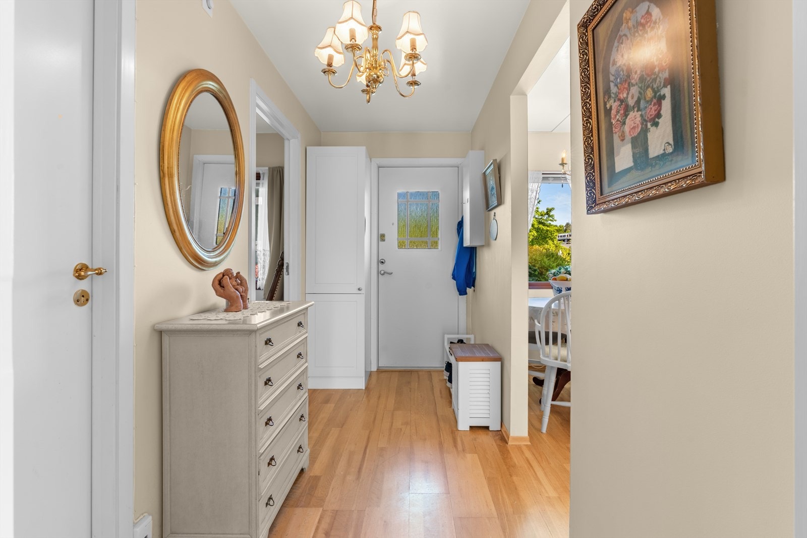 Gang med plass til å henge fra seg yttertøy og sette fra seg sko Galleribilde