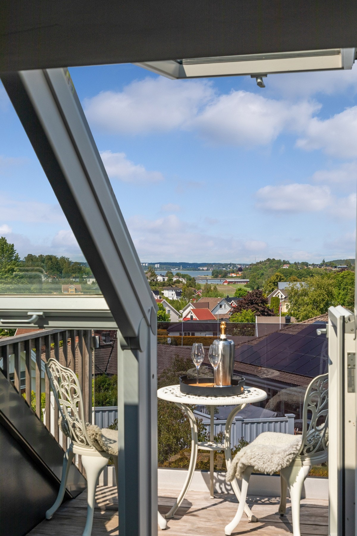 Fra loftstuen er det utgang til en nordvendt balkong på 3 kvm. Galleribilde