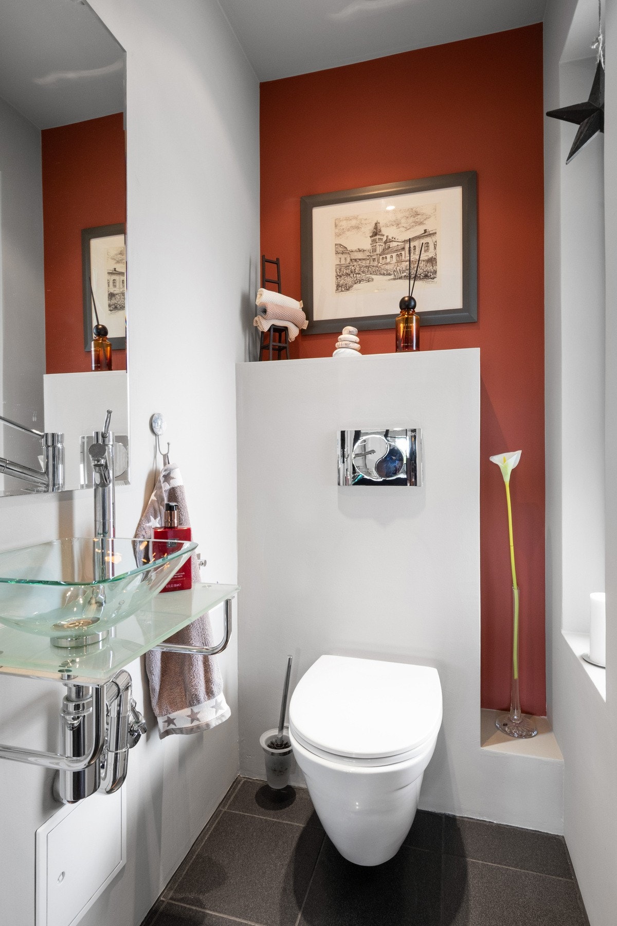 I hendig tilknytning til hallen i første etasje er det et pent, separat wc-rom med malte vegger og flislagt gulv. Galleribilde