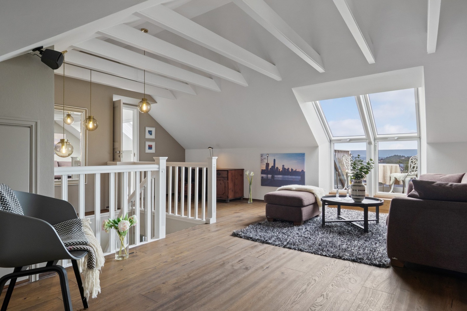 Mellom soverommene i andre etasje er det en luftig og pen loftstue - et kjærkomment element for storfamilien. Galleribilde