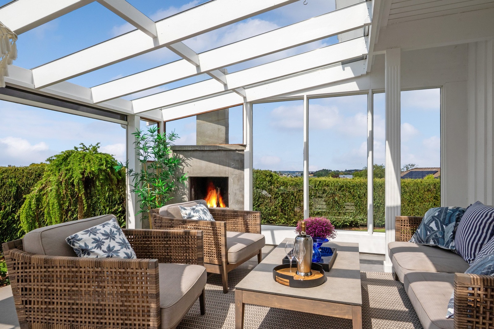 Fra stuen i første etasje er det utgang til en stor, dels overbygd uteplass med støpt dekke. Galleribilde