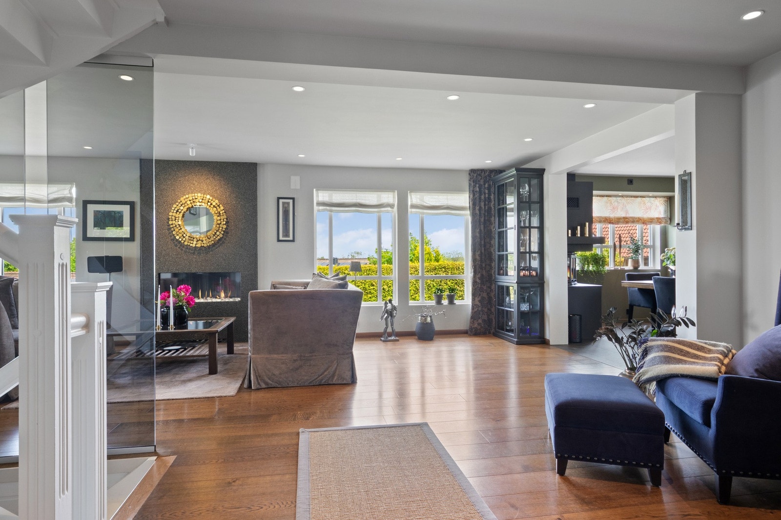 Stuen oppleves som stor, stilfull og innbydende, og den vinklede planløsningen gir fine, definerte soner for møblering. Galleribilde