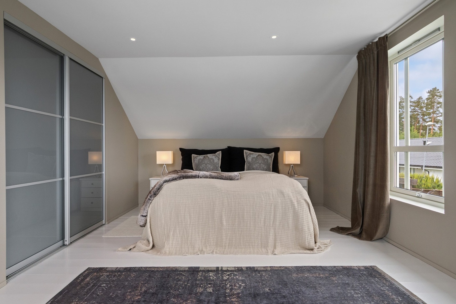 Boligen har skyvedørsgarderober i flere rom, og lagringplass finnes i knekott, kjellerboder, utebod og i garasjen. Galleribilde