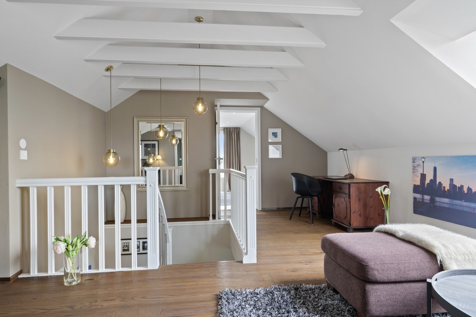 Her er det flott takhøyde, glatte lysmalte vegger og gyllent parkettgulv, og rommet har utgang til en nordvendt balkong på ca. 3 kvm. Galleribilde