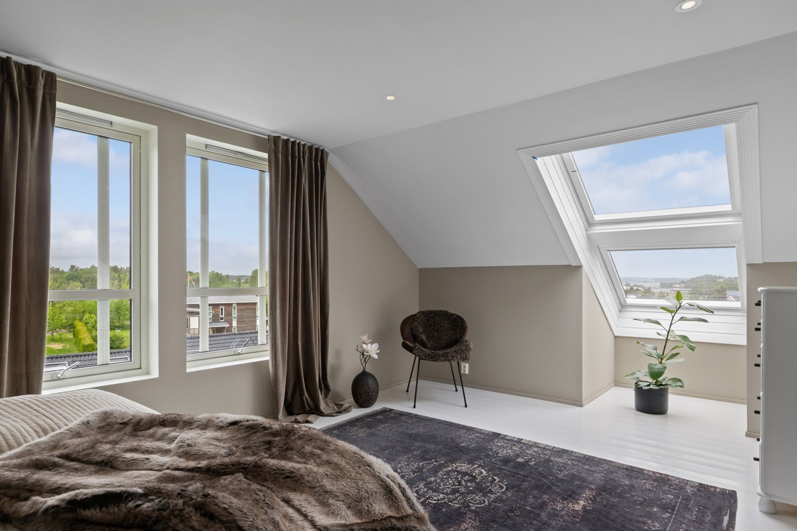 Alle rommene har store vinduer som sørger for rikt, naturlig lysinnslipp. Galleribilde