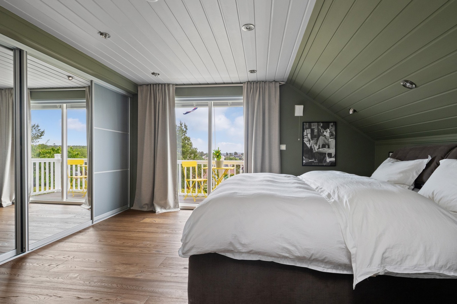 Det ene soverommet har utgang til en østvendt luftebalkong på ca. 3 kvm. Galleribilde