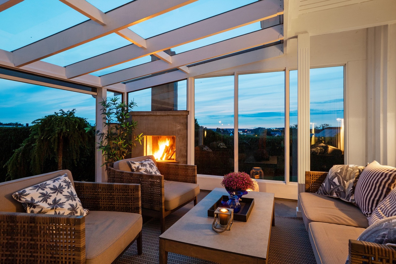 Her er det utmerket plass til grill og det man måtte ønske av utemøblement, og overbygget sørger for brukstid selv i litt ruskevær. Galleribilde