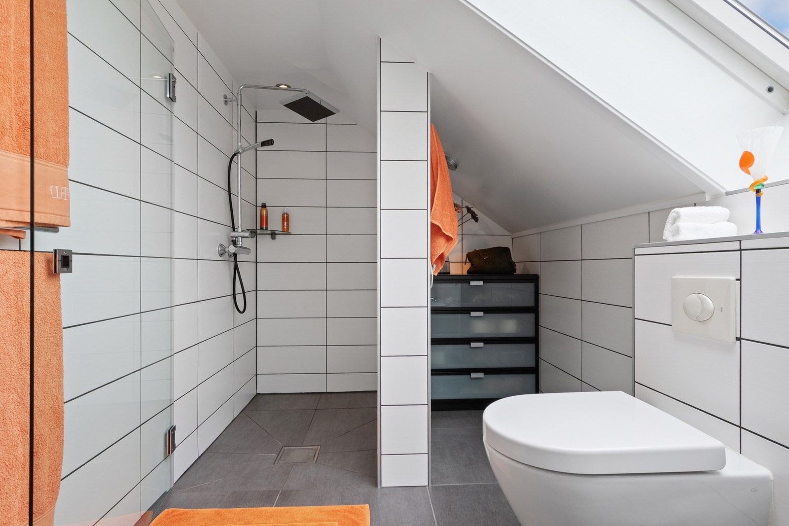 Ved soverommene i andre etasje er det et pent bad med hvite fliser på veggene og grå fliser på gulv med gulvvarme. Galleribilde