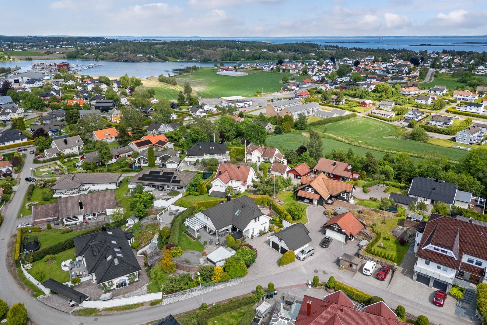 Med nærhet til matbutikk, busstopp og pizzarestaurant, samt med kort vei til idrettsanlegg, barnehager, skoler, badeplasser og populære turområder. Galleribilde