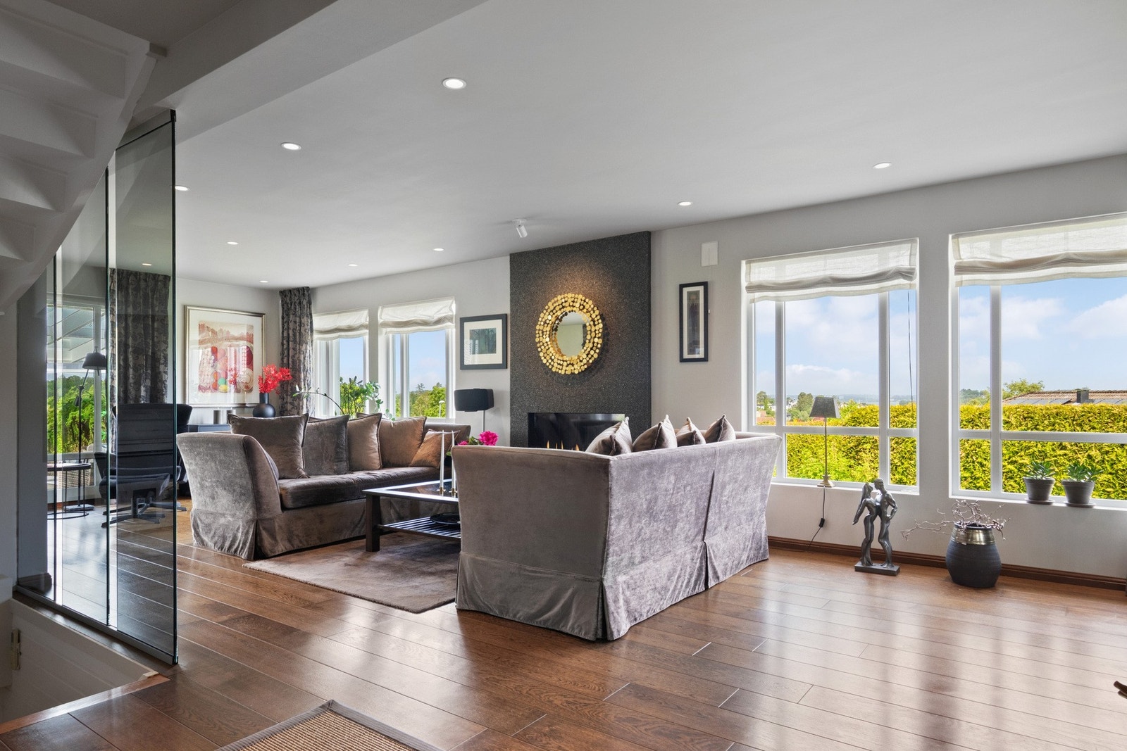 Rommet har hvitmalte vegger mot gyllent, enstavs parkettgulv, og det er downlights i himlingen. Galleribilde