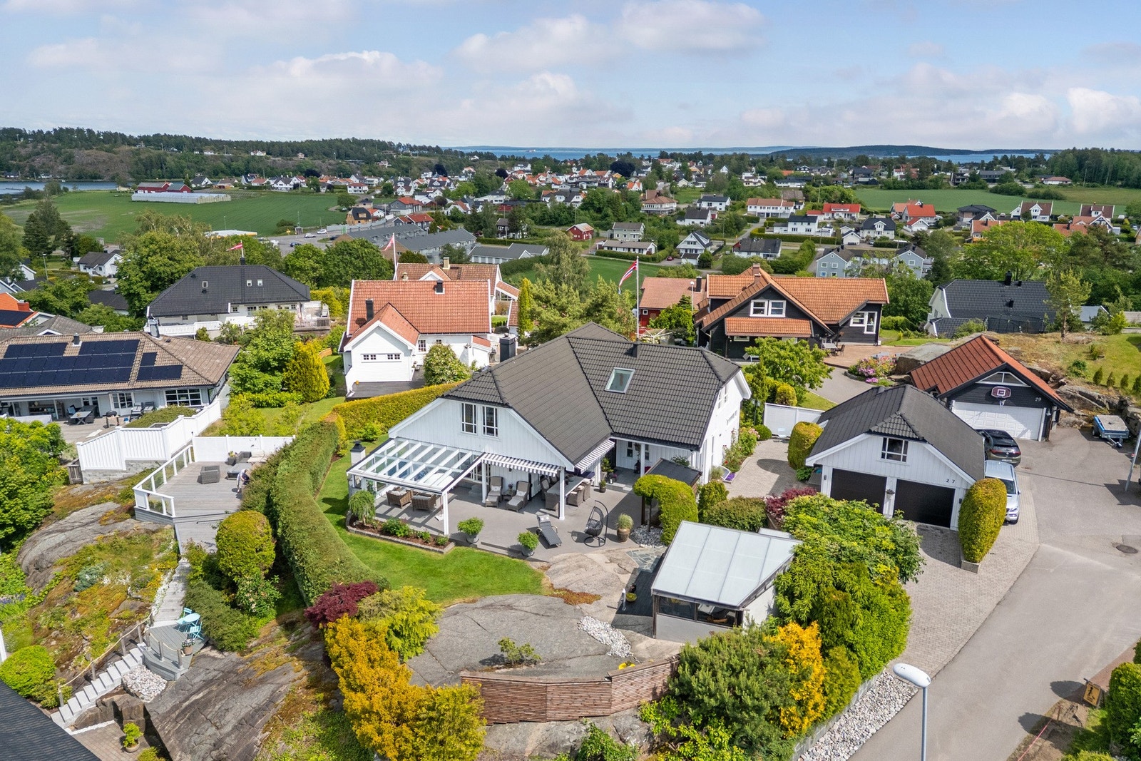 Eiendommen ligger landlig, barnevennlig og rolig til. Galleribilde
