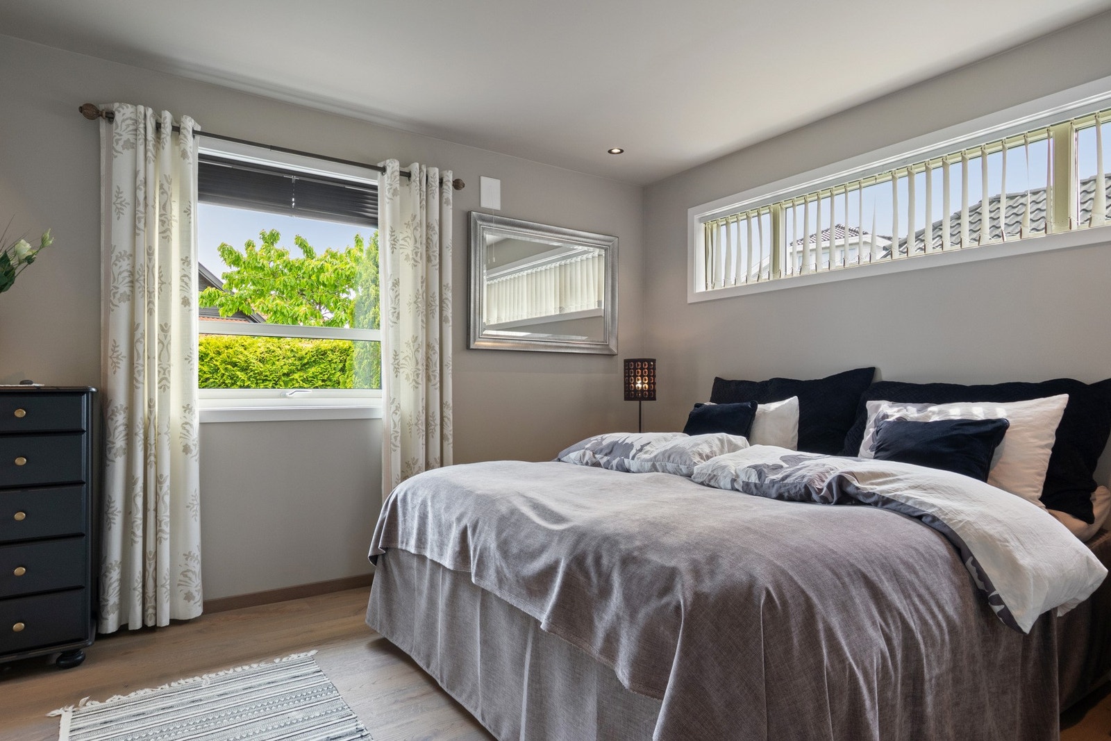 Boligens hoveddel har hele fire gode soverom - ett i første etasje og tre i andre etasje. Galleribilde