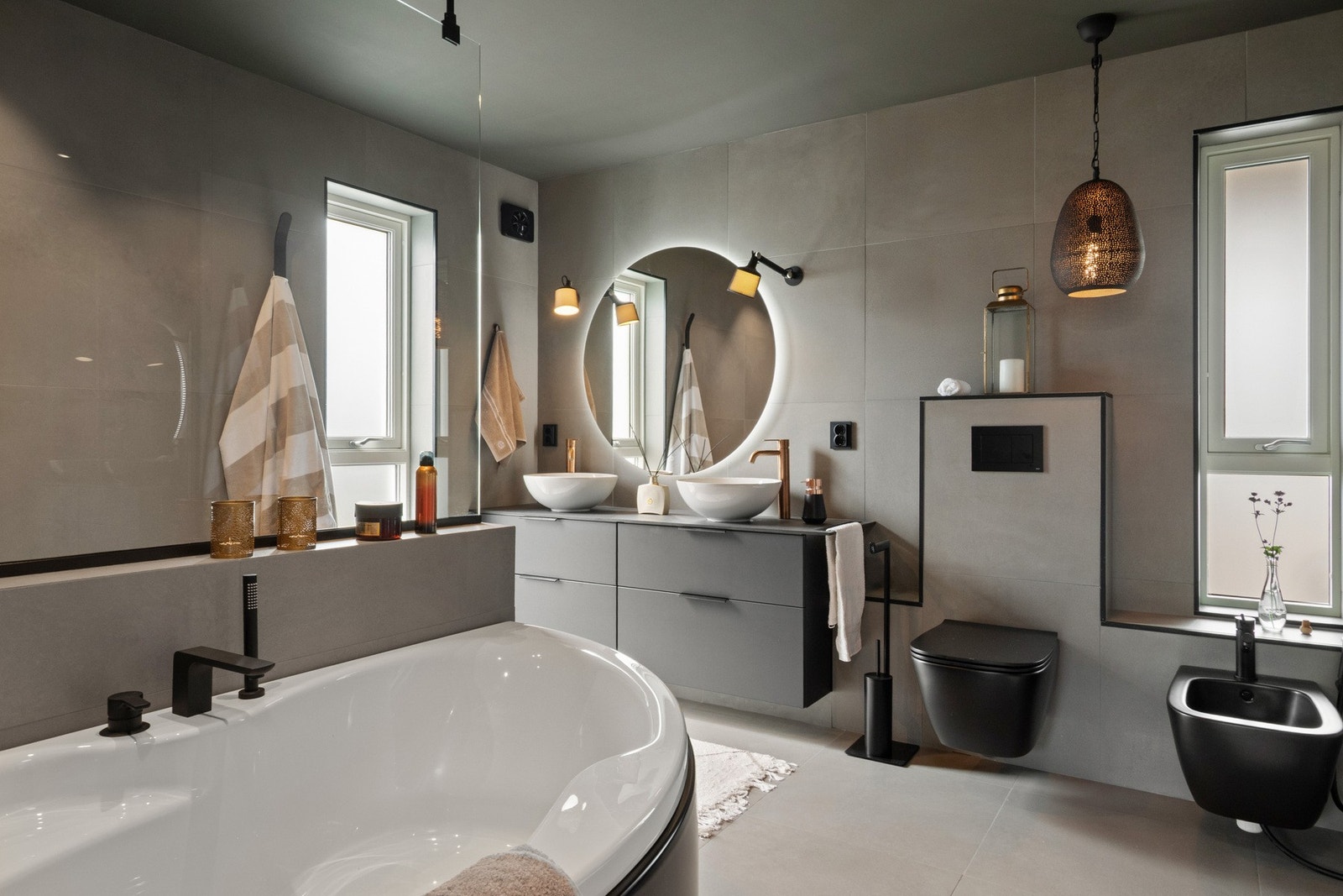 Badet i første etasje var nytt i 2021, og innbyr til egentid og velvære med stilfulle farge- og materialvalg. Galleribilde