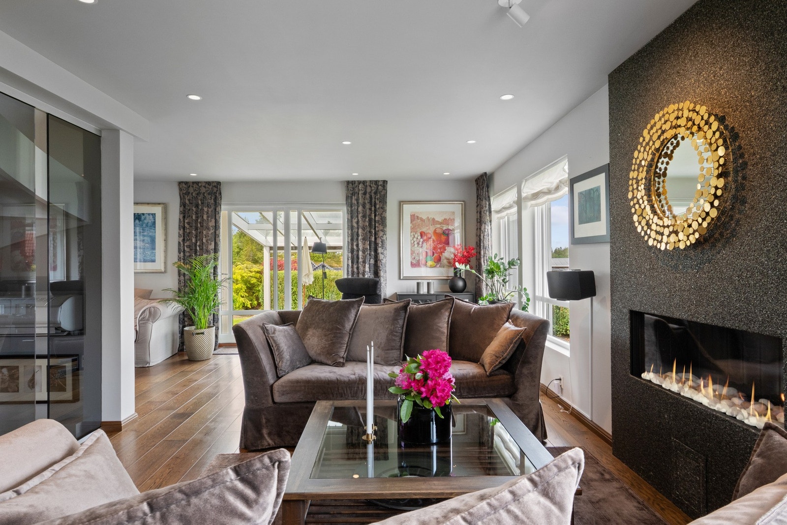 Dagslyset strømmer inn via store vinduer i tre himmelretninger, og fra stuen er det utgang til den overbygde delen av den store, solrike uteplassen. Galleribilde