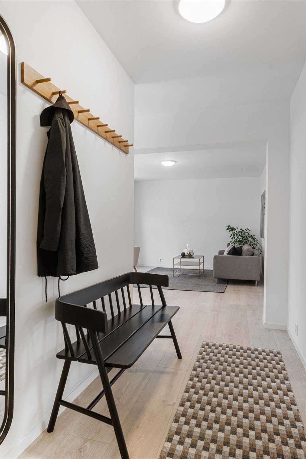Her er det enkelt å trives, enten du vil nyte en rolig kveld hjemme eller ta trappen rett ned til kaféliv, butikker, kultur og servicetilbud. Galleribilde