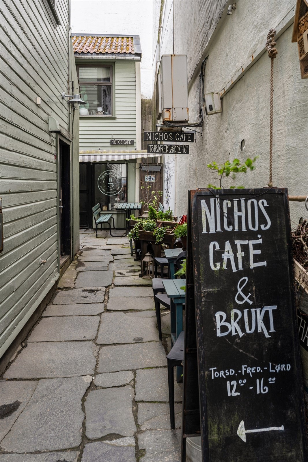 Leilighetsbygget har direkte adkomst fra Handlegaten. I den koselige bakgården ligger "Nichos Café". Galleribilde
