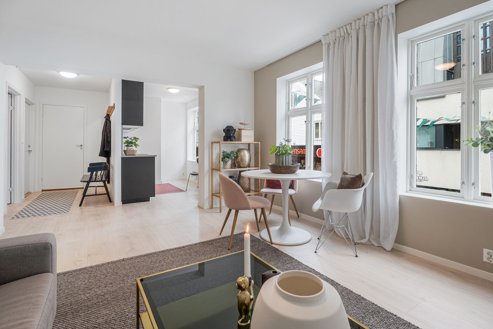 Stue og kjøkken i delvis åpen løsning skaper en luftig og sosial arena. Rommet har flere innredningsmuligheter og god plass til både sofa og spisegruppe.
Rause vindusflater gir godt med naturlig lys. Galleribilde