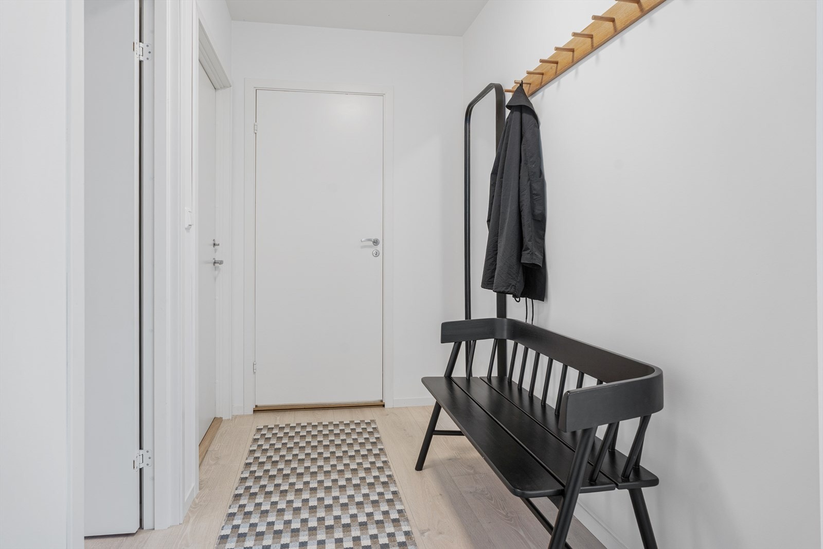 Entréen/gangen gir et fint førsteinntrykk. Her er god plass til yttertøy og sko. Galleribilde