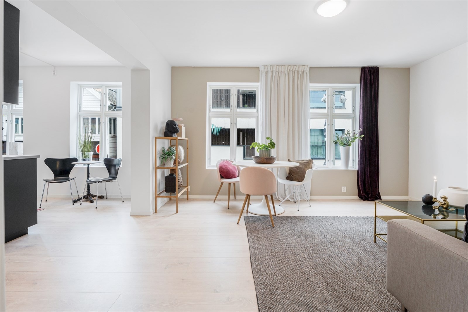 Leiligheten har en praktisk planløsning med entré/gang, stue og kjøkken i delvis åpen løsning, 2 romslige soverom og bad/vaskerom av god størrelse. Galleribilde